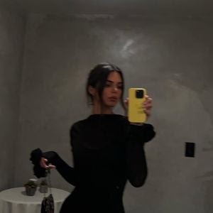 Cette version délaisse le bord blanc classique pour un liseré argent métallisé aux tons froids, offrant un effet miroir ultra-moderne et audacieux.