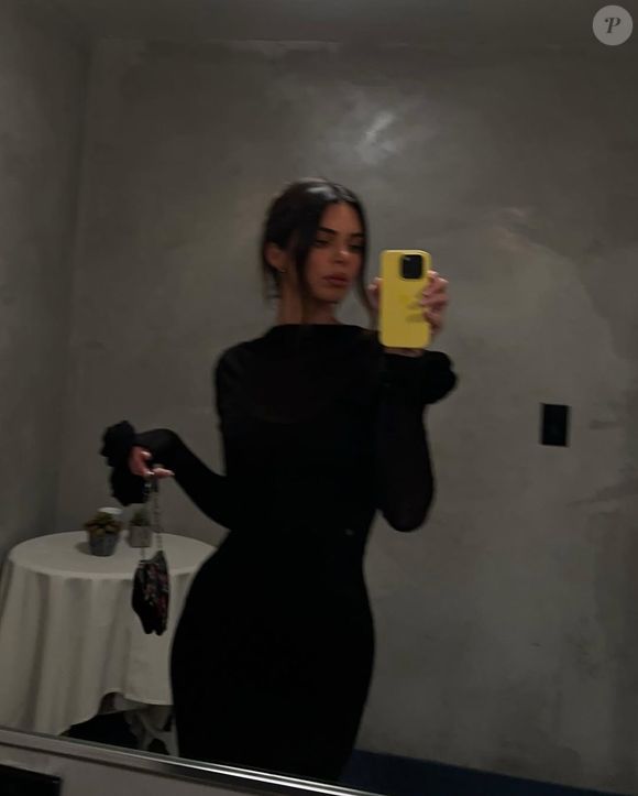 Cette version délaisse le bord blanc classique pour un liseré argent métallisé aux tons froids, offrant un effet miroir ultra-moderne et audacieux.