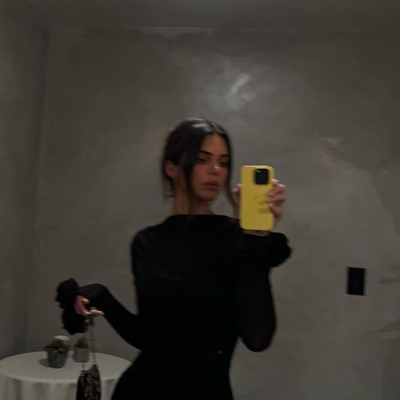 Cette version délaisse le bord blanc classique pour un liseré argent métallisé aux tons froids, offrant un effet miroir ultra-moderne et audacieux.