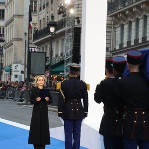 Sandrine Bonnaire retracent la première partie de la vie de l'ancien ministredevant la Garde républicaine française qui porte le cercueil cérémoniel drapé du drapeau français au Panthéon pour l'intronisation de l'ancien ministre français de la Justice et président du Conseil constitutionnel Robert Badinter - Panthéonisation de l'ancien ministre de la Justice et président du Conseil constitutionnel français Robert Badinter à Paris, France, le 9 octobre 2025. © Dominique Jacovides/Bestimage