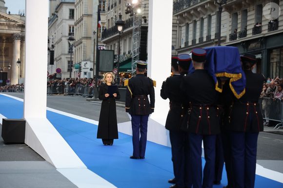Sandrine Bonnaire retracent la première partie de la vie de l'ancien ministredevant la Garde républicaine française qui porte le cercueil cérémoniel drapé du drapeau français au Panthéon pour l'intronisation de l'ancien ministre français de la Justice et président du Conseil constitutionnel Robert Badinter - Panthéonisation de l'ancien ministre de la Justice et président du Conseil constitutionnel français Robert Badinter à Paris, France, le 9 octobre 2025. © Dominique Jacovides/Bestimage