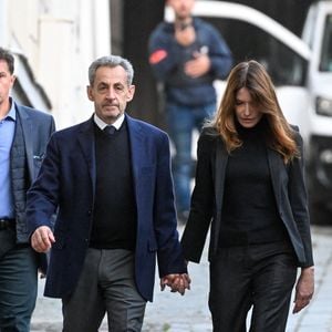 Nicolas Sarkozy, accompagné de sa femme Carla Bruni, sort de son domicile pour être incarcéré à la prison de La Santé à Paris, France, le 21 octobre 2025

© Bestimage