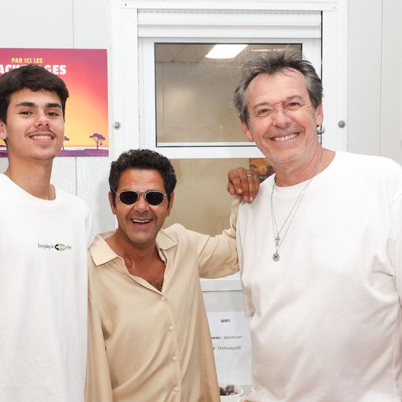 Jamel Debbouze avait raconté en 2018 dans "Sept à huit" les circonstances touchantes de ce choix.

Jean-Luc Reichmann, Jamel et Leon Debbouze lors de la 3ème édition du festival L’Humour à la Plage à Juan les Pins, France, le 26 juin 2026. 

© Bebert-Tribeca/Bestimage