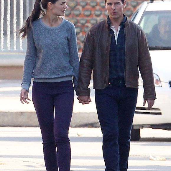 Hollywood Les stars Tom Cruise et Katie Holmes divorcent, mettant fin à un mariage de cinq ans. Le cabinet de l'avocat Jonathan Wolfe, spécialisé dans les divorces de célébrités, a confirmé le divorce le 29 juin 2012. "Il s'agit d'une affaire personnelle et privée", a-t-il déclaré dans un communiqué. Ils ont une fille de six ans, Suri, et Cruise, 49 ans, a deux enfants de son mariage avec Nicole Kidman. Cruise a épousé Holmes, 33 ans, sa troisième femme, dans un château italien en novembre 2006. Photo d'archives : Tom Cruise a reçu la visite de sa tendre épouse Katie Holmes cet après-midi lors d'une pause dans le tournage de son dernier film "One Shot".  Tom a montré à Katie un peu d'amour pour lui avoir rendu visite aujourd'hui avec un peu de PDA, consistant en des étreintes, des baisers et des mains, Pittsburgh, PA, USA le 7 octobre 2011. Photo by GSI/ABACPARESS.COM