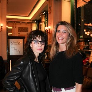 L'actrice assistait à la troisième édition du salon du livre de Saint-Germain-des-Prés.

Anne Parillaud, Tiffany Breuvart - Personnalités aux Deux Magots pour la 3ème édition du salon du livre à Saint-Germain-des-Prés "Des pages avant la plage" à Paris le 6 juin 2026

© Philippe Baldini / Bestimage