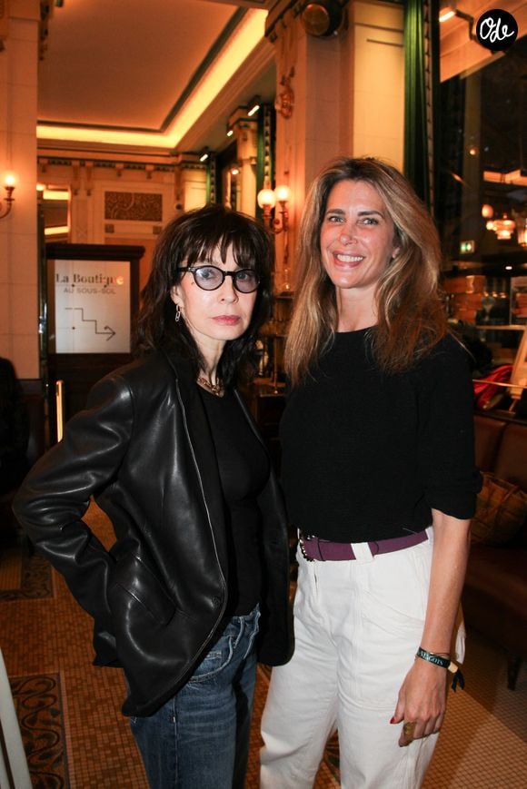L'actrice assistait à la troisième édition du salon du livre de Saint-Germain-des-Prés.

Anne Parillaud, Tiffany Breuvart - Personnalités aux Deux Magots pour la 3ème édition du salon du livre à Saint-Germain-des-Prés "Des pages avant la plage" à Paris le 6 juin 2026

© Philippe Baldini / Bestimage