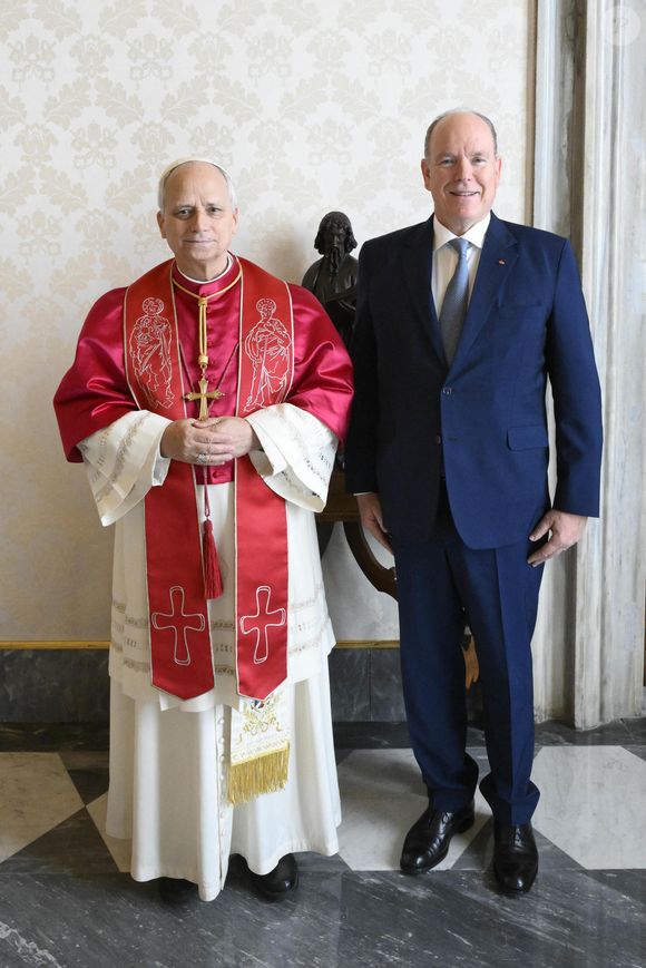 Le pape Léon XIV reçoit le prince Albert II de Monaco en audience pour parler de la paix, l'environnement et l'aide humanitaire, au palais apostolique au Vatican, le 17 janvier 2026. © Zuma Press/Bestimage