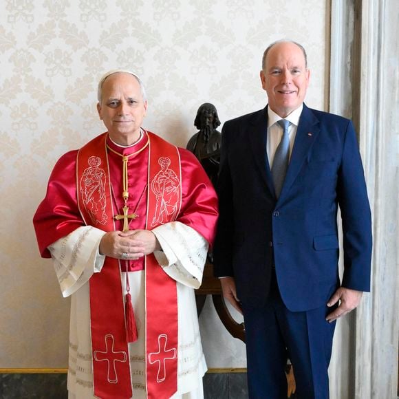 Le pape Léon XIV reçoit le prince Albert II de Monaco en audience pour parler de la paix, l'environnement et l'aide humanitaire, au palais apostolique au Vatican, le 17 janvier 2026. © Zuma Press/Bestimage