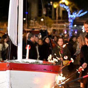 Une apparition remarquée qui confirme leur place grandissante au cœur de la Principauté.

Le prince Albert II de Monaco, sa femme la princesse Charlene de Monaco, leurs enfants le prince héréditaire Jacques, marquis des Baux, la princesse Gabriella, comtesse de Carladès, sont au Quai Antoine 1er au port Hercule pour le traditionel embrasement de la barque. © Bruno Bebert / Bestimage