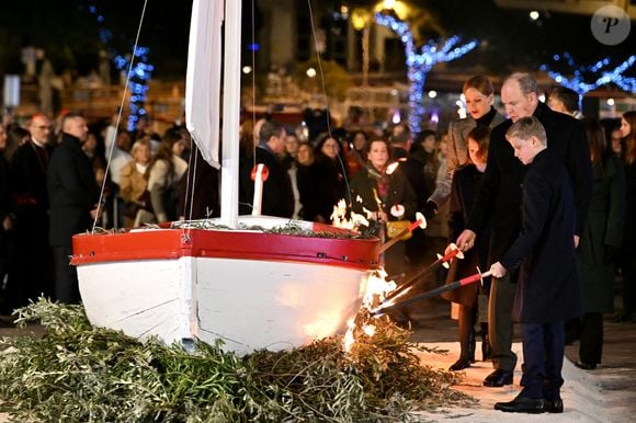 Une apparition remarquée qui confirme leur place grandissante au cœur de la Principauté.

Le prince Albert II de Monaco, sa femme la princesse Charlene de Monaco, leurs enfants le prince héréditaire Jacques, marquis des Baux, la princesse Gabriella, comtesse de Carladès, sont au Quai Antoine 1er au port Hercule pour le traditionel embrasement de la barque. © Bruno Bebert / Bestimage