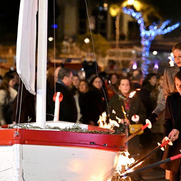 Une apparition remarquée qui confirme leur place grandissante au cœur de la Principauté.

Le prince Albert II de Monaco, sa femme la princesse Charlene de Monaco, leurs enfants le prince héréditaire Jacques, marquis des Baux, la princesse Gabriella, comtesse de Carladès, sont au Quai Antoine 1er au port Hercule pour le traditionel embrasement de la barque. © Bruno Bebert / Bestimage