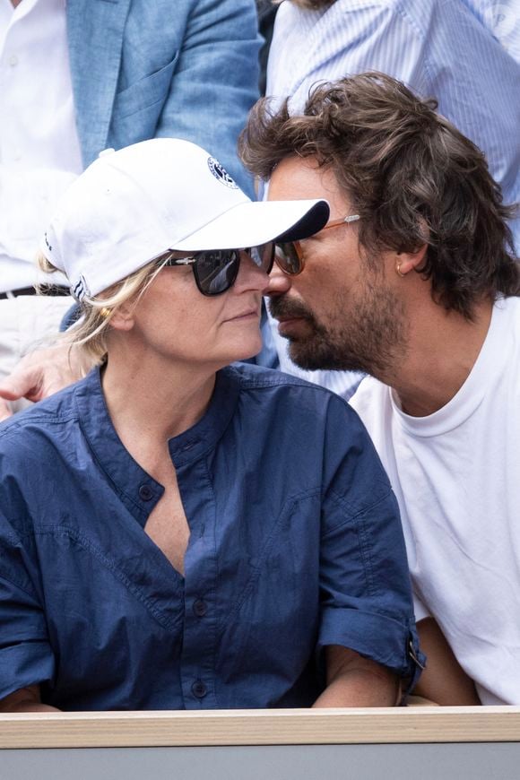Anne-Élisabeth Lemoine et Bertrand Chameroy en tribunes lors des Internationaux de France de Tennis de Roland Garros 2025, à Paris, France, le 7 juin 2025. © Cyril Moreau/Bestimage