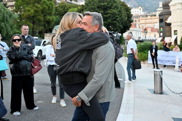 Camille Gottlieb, la fille de la princesse Stéphanie et de Jean Raymond Gottlieb, est au départ du 9ème E-Rallye de Monte-Carlo, en tant que co-pilote de son amie Margaux Grundstein au volant d'une volvo, sur la place du Casino à Monaco, le 15 octobre 2025. © Bruno Bebert / Bestimage