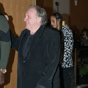 Gérard Depardieu est jugé au tribunal de Paris, accusé d'agressions sexuelles sur deux femmes lors d'un tournage

Gérard Depardieu, accompagné de sa fille Roxane, quitte son procès pour agressions sexuelles sur deux femmes lors d'un tournage de film en 2021 au tribunal correctionnel de Paris, France, le 24 mars 2025. Depardieu, 76 ans, qui a réalisé plus de 200 films et séries télévisées, a été accusé de comportement inapproprié par une vingtaine de femmes, mais c'est la première affaire à être jugée. Les deux plaignantes - Amélie, 54 ans, décoratrice, et Sarah (nom modifié), 34 ans, assistante réalisatrice - allèguent une agression sexuelle lors du tournage en 2021 de « Les Volets Verts » du réalisateur Jean Becker. © Yehiel Chekroune/Bestimage