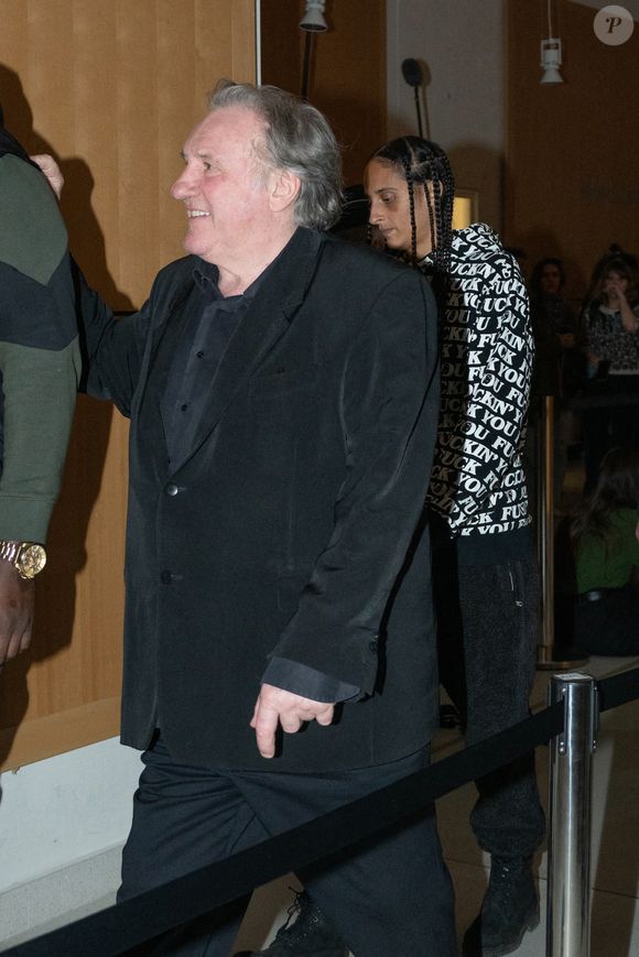 Gérard Depardieu est jugé au tribunal de Paris, accusé d'agressions sexuelles sur deux femmes lors d'un tournage

Gérard Depardieu, accompagné de sa fille Roxane, quitte son procès pour agressions sexuelles sur deux femmes lors d'un tournage de film en 2021 au tribunal correctionnel de Paris, France, le 24 mars 2025. Depardieu, 76 ans, qui a réalisé plus de 200 films et séries télévisées, a été accusé de comportement inapproprié par une vingtaine de femmes, mais c'est la première affaire à être jugée. Les deux plaignantes - Amélie, 54 ans, décoratrice, et Sarah (nom modifié), 34 ans, assistante réalisatrice - allèguent une agression sexuelle lors du tournage en 2021 de « Les Volets Verts » du réalisateur Jean Becker. © Yehiel Chekroune/Bestimage