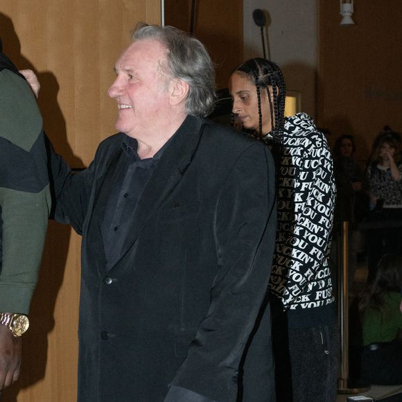 Gérard Depardieu est jugé au tribunal de Paris, accusé d'agressions sexuelles sur deux femmes lors d'un tournage

Gérard Depardieu, accompagné de sa fille Roxane, quitte son procès pour agressions sexuelles sur deux femmes lors d'un tournage de film en 2021 au tribunal correctionnel de Paris, France, le 24 mars 2025. Depardieu, 76 ans, qui a réalisé plus de 200 films et séries télévisées, a été accusé de comportement inapproprié par une vingtaine de femmes, mais c'est la première affaire à être jugée. Les deux plaignantes - Amélie, 54 ans, décoratrice, et Sarah (nom modifié), 34 ans, assistante réalisatrice - allèguent une agression sexuelle lors du tournage en 2021 de « Les Volets Verts » du réalisateur Jean Becker. © Yehiel Chekroune/Bestimage