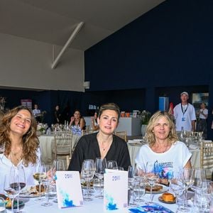Penelope Caillet, Vanille Clerc, Julie Gayet, Virginie Coupérie-Eiffel et Tony Estanguet dans l'espace VIP, le Pavillon Eiffel, lors de la 12ème édition Longines Paris Eiffel Jumping au pied de la Tour Eiffel sur le Champ-de-Mars à Paris, France, le 19 juin 2026. © Perusseau-Veeren/Bestimage