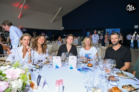 Penelope Caillet, Vanille Clerc, Julie Gayet, Virginie Coupérie-Eiffel et Tony Estanguet dans l'espace VIP, le Pavillon Eiffel, lors de la 12ème édition Longines Paris Eiffel Jumping au pied de la Tour Eiffel sur le Champ-de-Mars à Paris, France, le 19 juin 2026. © Perusseau-Veeren/Bestimage