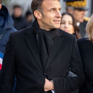 "Je voudrais qu’il arrête un peu de travailler, il travaille tout le temps", a-t-elle regretté. 

Le président Emmanuel Macron marche près de la rue Nicolas Appert lors des commémorations marquant les 10 ans de l'attentat islamiste contre le journal satirique Charlie Hebdo.
