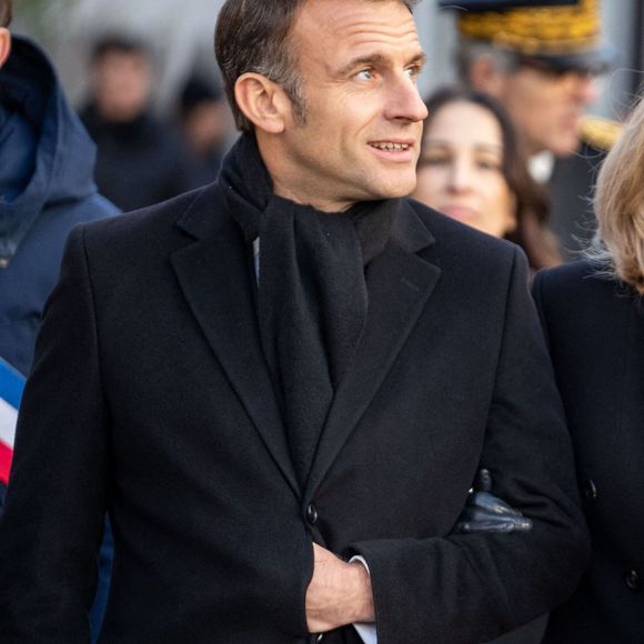 "Je voudrais qu’il arrête un peu de travailler, il travaille tout le temps", a-t-elle regretté. 

Le président Emmanuel Macron marche près de la rue Nicolas Appert lors des commémorations marquant les 10 ans de l'attentat islamiste contre le journal satirique Charlie Hebdo.