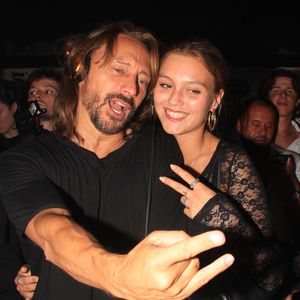 Invitée à assurer le mix du défilé Caroline’s Couture à l’Hôtel Martinez, à Cannes, Paloma Lefriant a récemment signé une apparition remarquée sur la Croisette. 

Bob Sinclar et sa fille Paloma Le Friant - Bob Sinclar mixe aux platines devant ses enfants lors d'une soirée au VIP Room à Saint-Tropez © Philippe Baldini/Bestimage