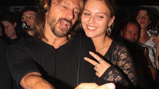 Bob Sinclar fier de sa fille Paloma, Dj à Cannes : En robe bustier noire, elle mixe pour un prestigieux défilé