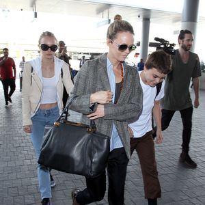 Vanessa Paradis arrive avec ses enfants Lily-Rose Depp et Jack Depp à l’aéroport de LAX à Los Angeles. Lily-Rose Depp est accompagnée de son petit ami Ash Stymest.  Le 21 mars 2016. © Agence / Bestimage