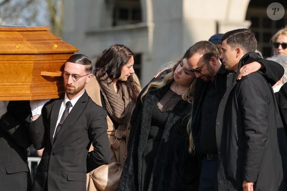 Milla Savarese, la fille de la défunte, le veuf Michel Ferracci  et son fils Enzo Ferracci à la sortie des obsèques d'Emilie Dequenne au cimetière Père Lachaise à Paris, France, le 26 mars 2025. © Cyril Moreau/Bestimage
