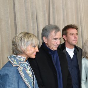 Hélène Mercier-Arnault, pianiste de renom, a récemment fait le buzz après une apparition sur scène aux côtés de Gims, confirmant sa notoriété au-delà du monde du luxe. 

Hélène Arnault, Bernard Arnault et Jonathan Anderson (Dir. Artistique) posent à la suite du Défilé de Mode Christian Dior, Collection Haute Couture Printemps/Été 2026, dans le cadre de la Fashion Week de Paris, France, le 26 Janvier 2026.

© Bertrand Rindoff / Bestimage