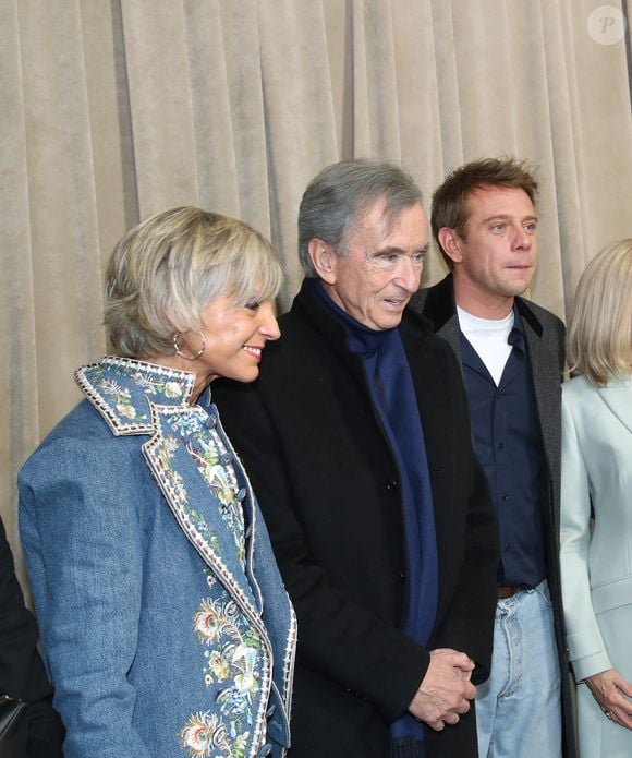 Hélène Mercier-Arnault, pianiste de renom, a récemment fait le buzz après une apparition sur scène aux côtés de Gims, confirmant sa notoriété au-delà du monde du luxe. 

Hélène Arnault, Bernard Arnault et Jonathan Anderson (Dir. Artistique) posent à la suite du Défilé de Mode Christian Dior, Collection Haute Couture Printemps/Été 2026, dans le cadre de la Fashion Week de Paris, France, le 26 Janvier 2026.

© Bertrand Rindoff / Bestimage