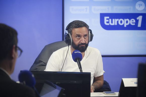 "Je le dis aux auditeurs, parce que ma fille me harcèle depuis tout à l'heure de SMS. Donc si elle nous écoute, je vais m'en occuper. C'est pas un jeu. En tout cas, il est exceptionnel. Je vous l'amènerai un jour", a-t-il conclu la voix tremblante d'émotion. 

Exclusif - Cyril Hanouna sur le plateau de l'émission "On marche sur la tête" en direct sur Europe 1 le 29 janvier 2025.© Jack Tribeca / Bestimage