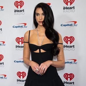 Dua Lipa fait son entrée sur le tapis rouge à l'occasion du concert « NYC Jingle Ball 2022 » au Madison Square Garden de New York, le 9 décembre 2022. Photo de Gabriele Holtermann/SPUS/ABACAPRESS.COM