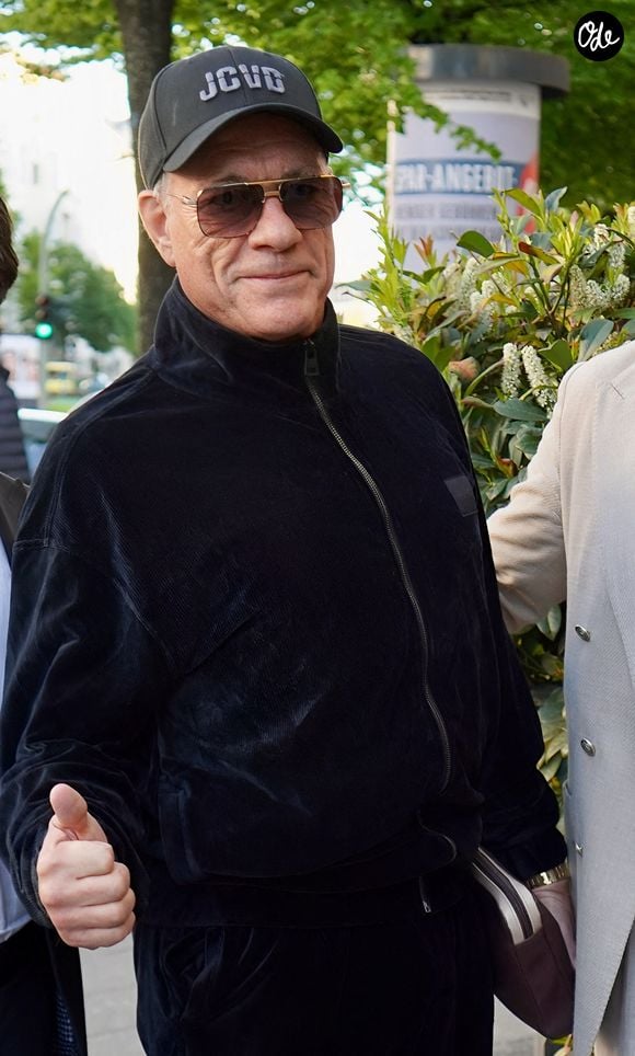 Jean-Claude Van Damme, Adriano Hess et Jean-Claude Van Damme dînent à Berlin, au restaurant Bellucci, le 27 avril 2025. Photo : AEDT/Splash News/ABACAPRESS.COM