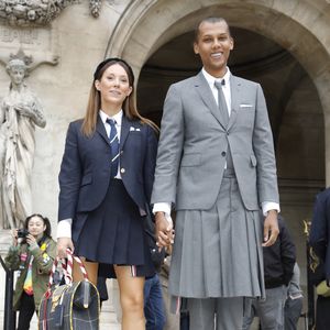 Le chanteur Stromae (Paul van Haver) et sa femme Coralie Barbier - Arrivées au défilé Thom Browne Collection Femme Prêt-à-porter Printemps/Eté 2023 lors de la Fashion Week de Paris (PFW), France, le 3 octobre 2022. © Denis Guignebourg/Bestimage