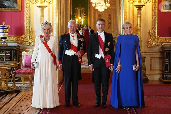 À leur arrivée, ils ont été reçus par le prince William et Kate Middleton, avant de rejoindre Charles III et la reine Camilla en calèche. 

Le président Emmanuel Macron et sa femme Brigitte Macron lors d'un dîner d'état au chateau de Windsor avec le roi Charles III d'Angleterre et la reine consort Camilla le 8 juillet 2025.

© Aaron Chown/WPA-Pool / Julien Burton via Bestimage