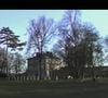 Pour éviter qu’ils deviennent des "enfants de stars, capricieux", il les a fait grandir dans un haras en Normandie, loin de Paris et des projecteurs.
Capture d'écran du documentaire "La face cachée de l'homme en noir" diffusé sur TF1.