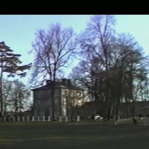 Pour éviter qu’ils deviennent des "enfants de stars, capricieux", il les a fait grandir dans un haras en Normandie, loin de Paris et des projecteurs. 

Capture d'écran du documentaire "La face cachée de l'homme en noir" diffusé sur TF1.