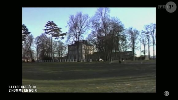 Pour éviter qu’ils deviennent des "enfants de stars, capricieux", il les a fait grandir dans un haras en Normandie, loin de Paris et des projecteurs. 

Capture d'écran du documentaire "La face cachée de l'homme en noir" diffusé sur TF1.