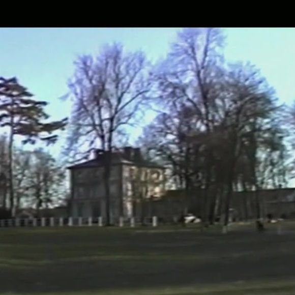 Pour éviter qu’ils deviennent des "enfants de stars, capricieux", il les a fait grandir dans un haras en Normandie, loin de Paris et des projecteurs. 

Capture d'écran du documentaire "La face cachée de l'homme en noir" diffusé sur TF1.