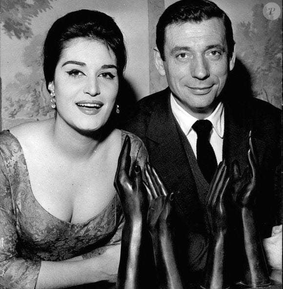 04 janvier 1959 - Paris, France - Au cours d'une cérémonie qui s'est déroulée dans un hôtel parisien hier soir, les chanteurs français Yves Montand, à droite, et Dalida.
Photo par Keystone Press Agency/ZUMA Wire/ABACAPRESS.COM