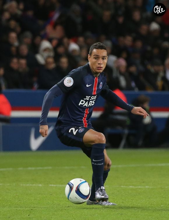 Son objectif : s'entretenir avec des personnes ayant évolué au plus haut niveau de leur discipline, pour discuter "de la pression, de l'état d'esprit, des échecs, des sacrifices, des hauts, mais aussi des bas." 

Gregory van der Wiel - Match de football PSG-Troyes au Parc des Princes à Paris, le 28 novembre 2015.