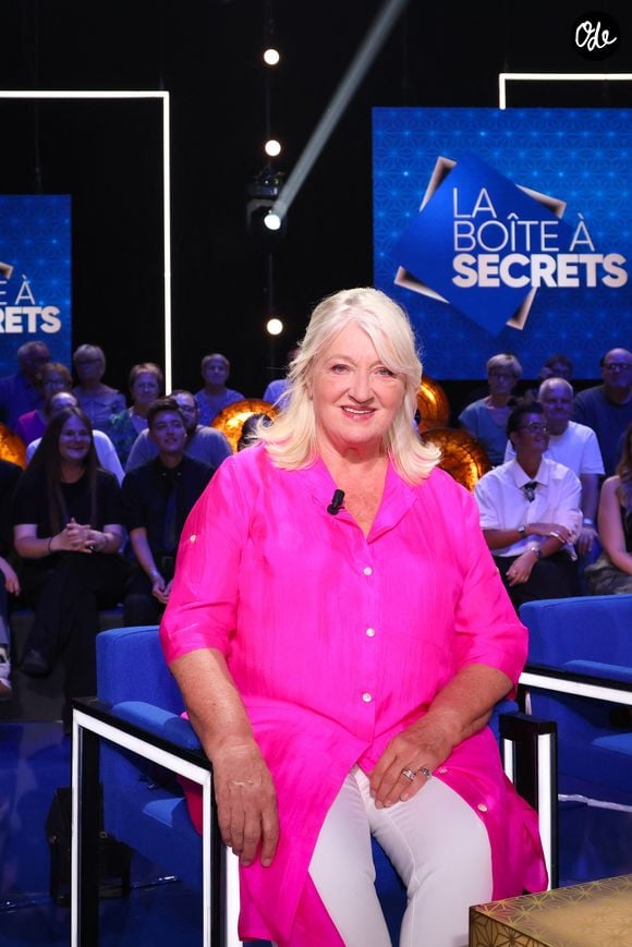 La comédienne et réalisatrice Charlotte de Turckheim a notamment illuminé le studio en optant pour une longue veste chemise rose fuchsia ultra-peps, portée sur un ensemble blanc décontracté. 

Exclusif - Charlotte de Turkheim lors de l'enregistrement de l'émission "La Boîte à secrets", présentée par F.Bollaert et diffusée le 30 octobre sur France 3, à Paris, France, le 15 septembre 2026. © Jack Tribeca/Bestimage