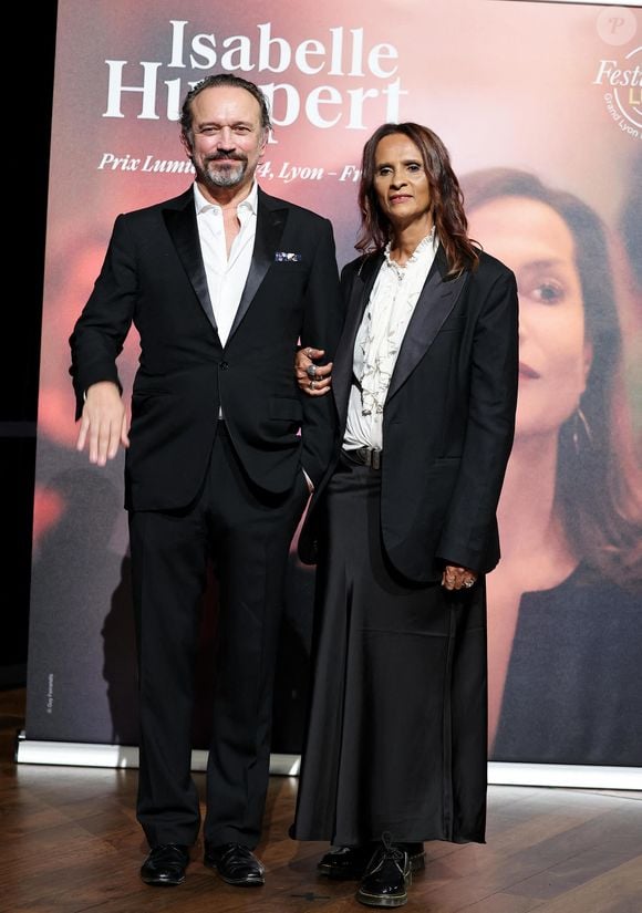 Vincent Perez et Karine Silla-Perez au photocall de la cérémonie de remise du prix lumière de la 16ème édition du Festival Lumière à l'Amphithéâtre - Centre de Congrès à Lyon, France, le 18 octobre 2024. © Dominique Jacovides/Bestimage