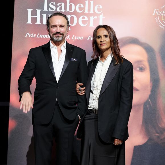 Vincent Perez et Karine Silla-Perez au photocall de la cérémonie de remise du prix lumière de la 16ème édition du Festival Lumière à l'Amphithéâtre - Centre de Congrès à Lyon, France, le 18 octobre 2024. © Dominique Jacovides/Bestimage