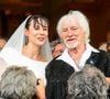 Le célèbre chanteur français âgé de 97 ans, Hugues Aufray, a franchi un cap des plus importants avec sa femme de 45 ans sa cadette, Murielle.

Murielle Mégevand et Hugues Aufray sur le parvis de l'église - Mariage d'Hugues Aufray et de Murielle Mégevand à l’église Saint-Vigor de Marly-Le Roy, France 
Photo : Agence / Bestimage