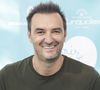 Et avec l'expérience, il a trouvé des astuces pour ne pas grossir durant les tournages.

Cyril Lignac lors d'un tournoi de pétanque  place des Lices organisé par le magazine Turquoise pour l'association Sourire à la vie à Saint-Tropez le 10 août 2022.

© Jack Tribeca / Bestimage