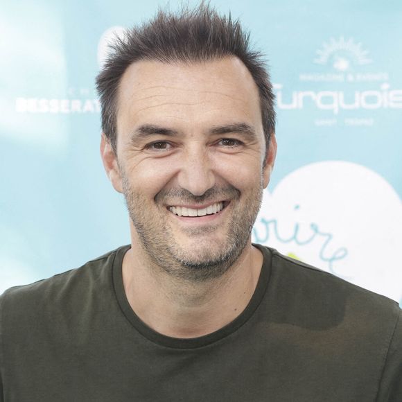 Et avec l'expérience, il a trouvé des astuces pour ne pas grossir durant les tournages.

Cyril Lignac lors d'un tournoi de pétanque  place des Lices organisé par le magazine Turquoise pour l'association Sourire à la vie à Saint-Tropez le 10 août 2022.

© Jack Tribeca / Bestimage