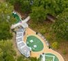 La propriété du style années 30 comprend un terrain de sport et une piscine à débordement
Villa de Santa Barbara de Katy Perry et Orlando Bloom vue d'en haut, terrain de sport ©Backgrid USA / Bestimage
