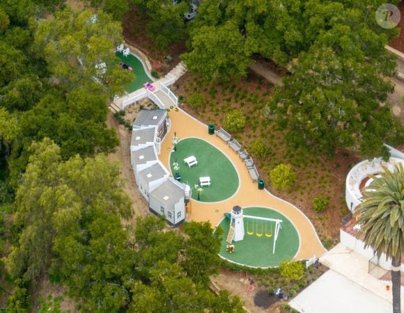 La propriété du style années 30 comprend un terrain de sport et une piscine à débordement

Villa de Santa Barbara de Katy Perry et Orlando Bloom vue d'en haut, terrain de sport ©Backgrid USA / Bestimage