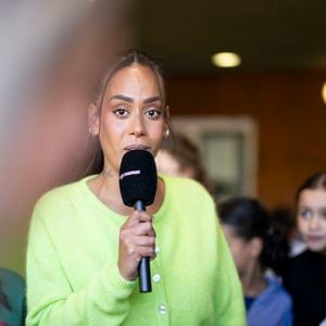Exclusif - La chanteuse française Amel Bent lors de la lecture de la dictée ELA, avec le texte "L’oubliée" écrit spécialement par Valérie Perrin pour la 22ème édition de la campagne "Mets tes baskets et bats la maladie" en soutien à l'Association Européenne de Leucodystrophie (ELA) à l'école de Bougival, France, le 14 octobre 2025. © Pierre Perusseau/Bestimage